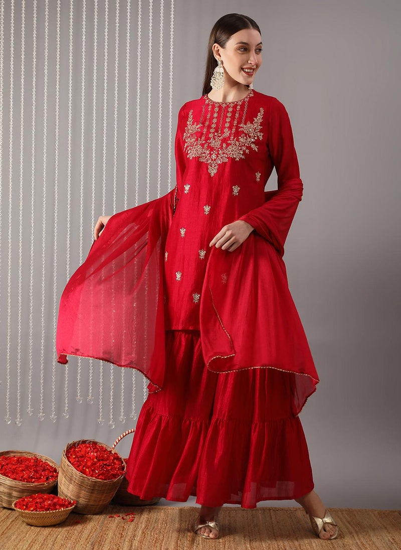 جلو باص طقم كورتا نسائي أحمر مطرز بالترتر مع شالار وغوتة باتي دوباتا للمناسبات - Image 1